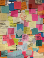 NEWS - New York: Post-it Protest Wand gegen Trump am Union Square 