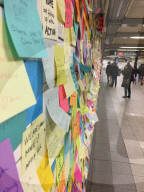 NEWS - New York: Post-it Protest Wand gegen Trump am Union Square 