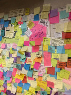 NEWS - New York: Post-it Protest Wand gegen Trump am Union Square 