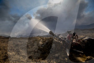 NEWS -  Irak: Brennende Ölfelder in Qayyara