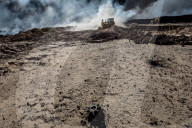 NEWS -  Irak: Brennende Ölfelder in Qayyara