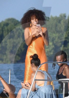 EXKLUSIV - Solange Knowles feiert Thanksgiving auf einem Segelboot in Florida