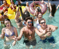PEOPLE - Feiert lieber im Pool: "Ex On the beach"-Star Jordan Davies 