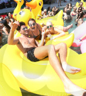 PEOPLE - Feiert lieber im Pool: "Ex On the beach"-Star Jordan Davies 