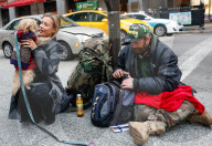 PEOPLE - Model Joanna Krupa knuddelt den Hund eines Obdachlosen