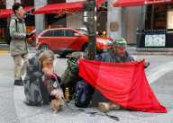 PEOPLE - Model Joanna Krupa knuddelt den Hund eines Obdachlosen