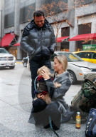 PEOPLE - Model Joanna Krupa knuddelt den Hund eines Obdachlosen