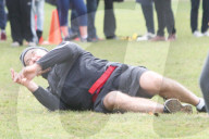 EXKLUSIV - Voller Körpereinsatz: Alec Baldwin geht am Turkey Bowl zu Boden