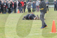 EXKLUSIV - Voller Körpereinsatz: Alec Baldwin geht am Turkey Bowl zu Boden