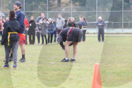 EXKLUSIV - Voller Körpereinsatz: Alec Baldwin geht am Turkey Bowl zu Boden