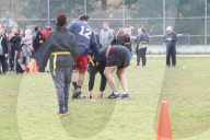 EXKLUSIV - Voller Körpereinsatz: Alec Baldwin geht am Turkey Bowl zu Boden