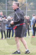 EXKLUSIV - Voller Körpereinsatz: Alec Baldwin geht am Turkey Bowl zu Boden