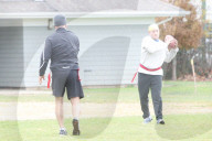 EXKLUSIV - Voller Körpereinsatz: Alec Baldwin geht am Turkey Bowl zu Boden