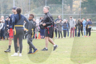 EXKLUSIV - Voller Körpereinsatz: Alec Baldwin geht am Turkey Bowl zu Boden