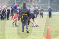 EXKLUSIV - Voller Körpereinsatz: Alec Baldwin geht am Turkey Bowl zu Boden