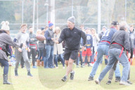 EXKLUSIV - Voller Körpereinsatz: Alec Baldwin geht am Turkey Bowl zu Boden