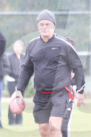 EXKLUSIV - Voller Körpereinsatz: Alec Baldwin geht am Turkey Bowl zu Boden