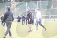 EXKLUSIV - Voller Körpereinsatz: Alec Baldwin geht am Turkey Bowl zu Boden