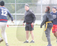 EXKLUSIV - Voller Körpereinsatz: Alec Baldwin geht am Turkey Bowl zu Boden
