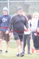 EXKLUSIV - Voller Körpereinsatz: Alec Baldwin geht am Turkey Bowl zu Boden