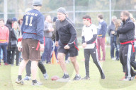 EXKLUSIV - Voller Körpereinsatz: Alec Baldwin geht am Turkey Bowl zu Boden