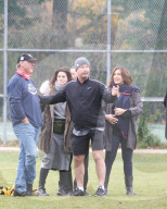 EXKLUSIV - Voller Körpereinsatz: Alec Baldwin geht am Turkey Bowl zu Boden