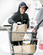 PEOPLE - Amy Poehler schiebt ihren vollen Einkaufswagen durch den Regen