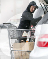 PEOPLE - Amy Poehler schiebt ihren vollen Einkaufswagen durch den Regen