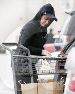 PEOPLE - Amy Poehler schiebt ihren vollen Einkaufswagen durch den Regen
