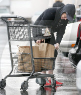 PEOPLE - Amy Poehler schiebt ihren vollen Einkaufswagen durch den Regen