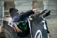 NEWS - Bolton: Rechte demonstrieren mit  Nazi-Gruss gegen geplante Moschee