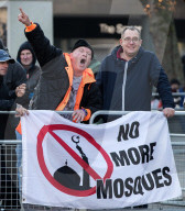 NEWS - Bolton: Rechte demonstrieren mit  Nazi-Gruss gegen geplante Moschee