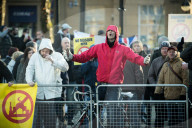 NEWS - Bolton: Rechte demonstrieren mit  Nazi-Gruss gegen geplante Moschee