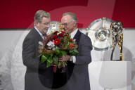 NEWS - München: FC Bayern Versammlung feiert Uli Hoehness