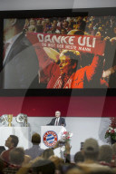 NEWS - München: FC Bayern Versammlung feiert Uli Hoehness