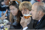 NEWS - Frankreich Vorwalen: Alain Juppé gibt sich volksnah