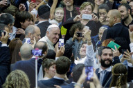 NEWS - Vatikan: Papst Franziskus geht auf Tuchfühlung mit seinen Fans