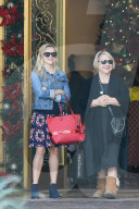 PEOPLE - Gutgelaunt beim Weihnachts-Shopping: Reese Witherspoon