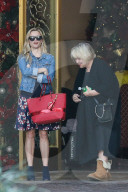 PEOPLE - Gutgelaunt beim Weihnachts-Shopping: Reese Witherspoon