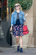 PEOPLE - Gutgelaunt beim Weihnachts-Shopping: Reese Witherspoon