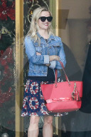 PEOPLE - Gutgelaunt beim Weihnachts-Shopping: Reese Witherspoon