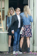 PEOPLE - Gutgelaunt beim Weihnachts-Shopping: Reese Witherspoon