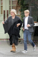 PEOPLE - Gutgelaunt beim Weihnachts-Shopping: Reese Witherspoon