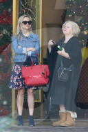PEOPLE - Gutgelaunt beim Weihnachts-Shopping: Reese Witherspoon