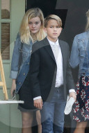PEOPLE - Gutgelaunt beim Weihnachts-Shopping: Reese Witherspoon