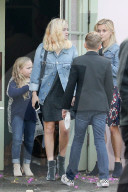 PEOPLE - Gutgelaunt beim Weihnachts-Shopping: Reese Witherspoon