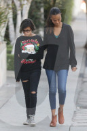 PEOPLE - Zoe Saldana und Marco Perego mit den Kids unterwegs zum Lunch