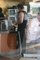 PEOPLE - Colin Farrell gönnt sich ein Subway-Sandwich
