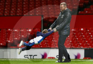 PEOPLE - Fussballstar Wayne Rooney freut sich über den Besuch seiner Familie