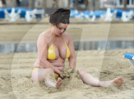 PEOPLE - Reality-Sternchen Lisa Appleton präsentiert ihre Üppigkeit am spanischen Strand